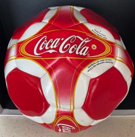 9759-2 € 5,00 coca cola voetbal rood wit met geel leder.jpeg